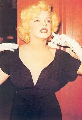 Pingl Sur Marilyn Monroe Some Like It Hot Press Conference