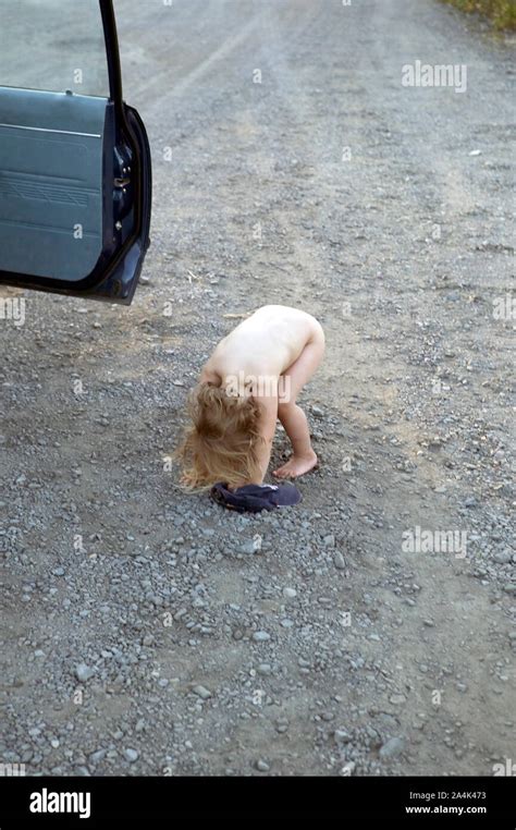Mädchen pinkeln in der Straße Stockfotografie Alamy