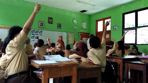 Suasana Belajar Di Kelas Iv Sebuah Sd Negeri Di Jakarta Youtube
