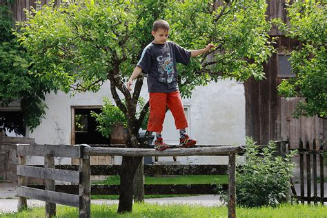 Bahnhof berlin zoologischer garten seitenansicht.jpg 1,600 × 340; In Omas Garten ..... Foto & Bild | kinder, kinder im ...