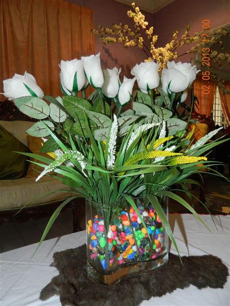 Jika bunga dipotong terlalu pendek letakkan batu kelikie atau biji guli pada ruang tapak pasu. nurin's florist: GUBAHAN BUNGA (HIASAN DALAM RUMAH)