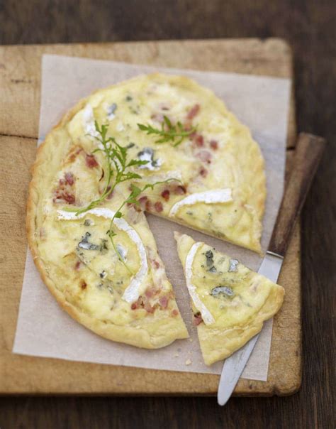 Tarte flambée au Bresse Bleu et lardons