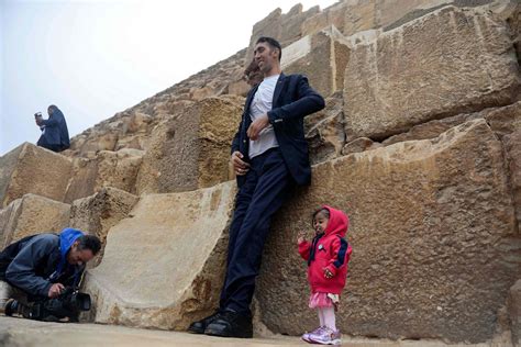 Worlds Tallest Man Meets Worlds Smallest Woman In Egypt Cgtn