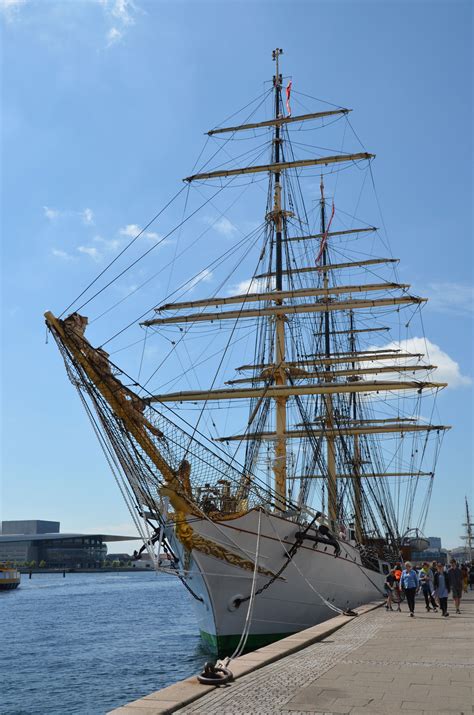 Danmarkip nâlagauvfia, kingdom of denmark, kongaríkidh danmark, kongeriget danmark. Skoleskibet DANMARK kommer til Helsingør - M/S Museet for ...