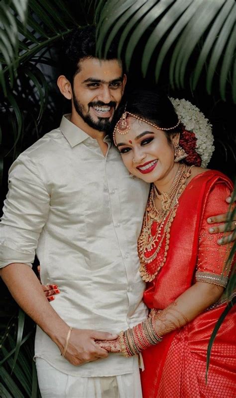 Pin By 𝐋𝐢𝐲𝐚 On Bride N Groom Indian Wedding Photography Poses Couple