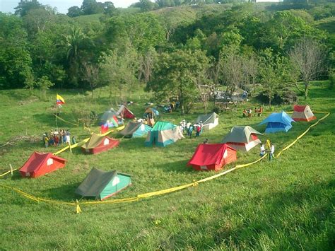 Campamento es la acción de acampar (detenerse y permanecer en una zona despoblada, alojándose en tiendas o carpas). INTRANET CERCADO DE LOS ZIPAS: octubre 2010