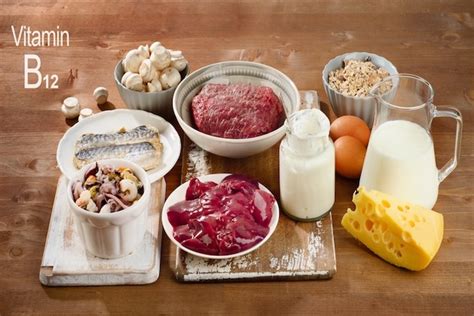 La cantidad diaria de vitamina b12 recomendada es de entre 2,4 y 2'8 microgramos , algo muy fácil de conseguir a través de ciertos alimentos. Alimentos con Vitamina B12 y en qué cantidad se debe ...