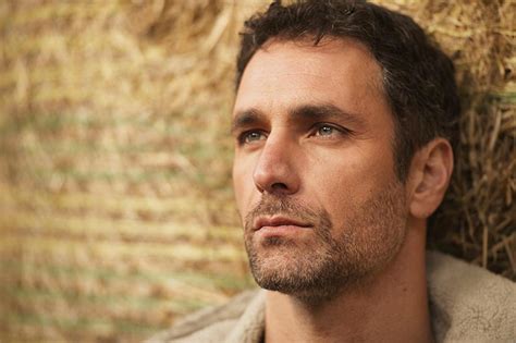 Born and raised in rome, raoul bova finished his compulsory education, completed military service as a sharpshooter, and started a university education before chucking it for a chance at an acting career. Raoul Bova e Croce Rossa insieme nel progetto Io ci sono ...