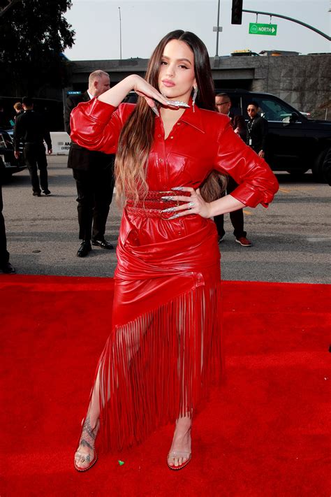 rosalía lleva un vestido rojo de alexander wang en los premios grammy 2020 vogue
