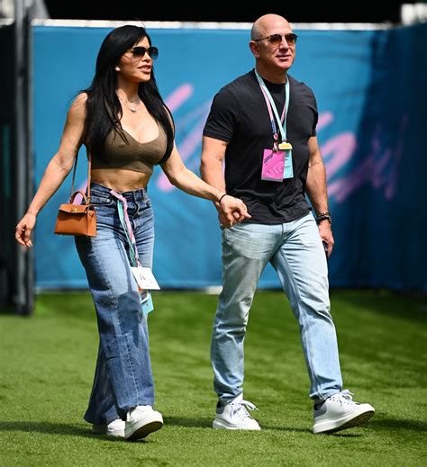 Jeff Bezos Fiancee Lauren Sanchezs Ab Baring Look Has Fans Saying The Same Thing Hello