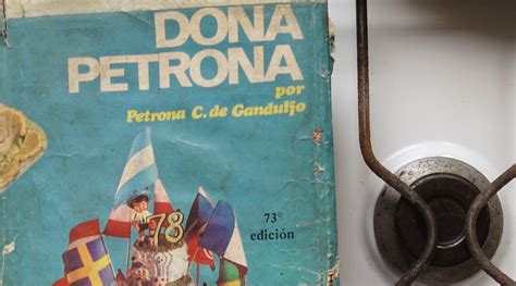 Vean las bellezas inspiradas en diseños manuscritos y delantales originales de doña petrona hoy podes adquirirlos en. Un libro por día: Doña Petrona (Petrona C. de Gandulfo)