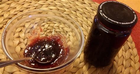 La marmellata di melagrana è sicuramente fuori dell'ordinario, ma è molto delicata e si accompagna bene con i formaggi morbidi. Marmellata di melagrana nella macchina del pane ...