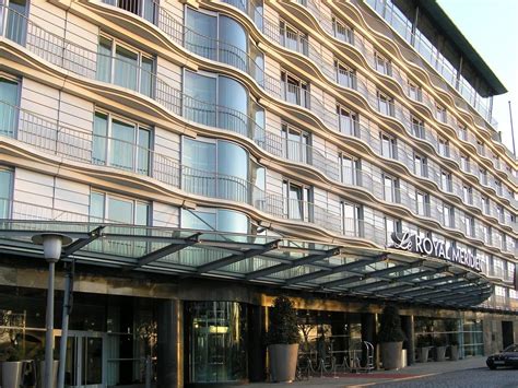 Have a seat on the 9th floor and have an extraordinary view over the alster lake through the 35 meter long frameless. Le Royal Méridien Hamburg (Hamburg, 2003) | Structurae