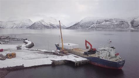 Det var nrk som skrev om hendelsen først. Kåfjord helsetun kommer til fjorden med båt - YouTube
