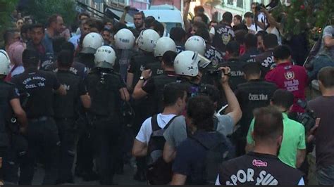 La Gay Pride D Istanbul Fortement R Prim E Apr S L Interdiction Des