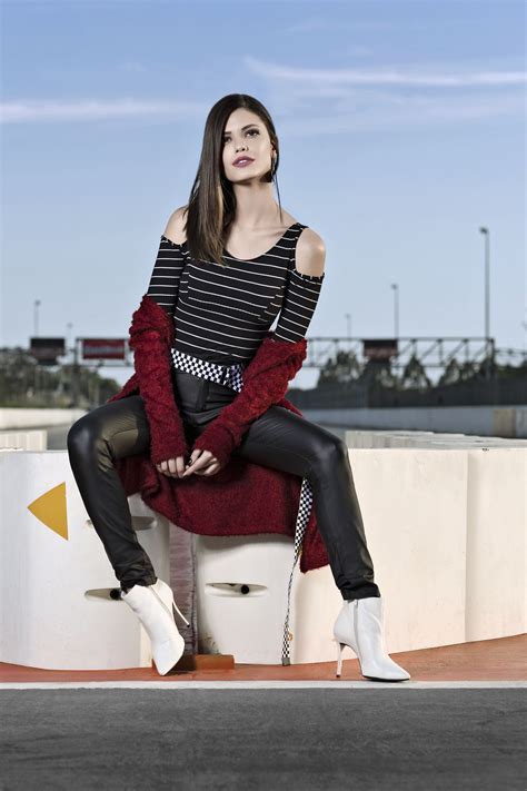 Vitória strada faz make em marcella rica e conversa com fãs sobre o namoro: Vitória Strada na campanha "Velocity", lançamento da ...