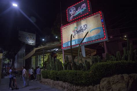 Pensar en tí album aries. Fotos: El Acapulco que no muestra la serie de Luis Miguel ...