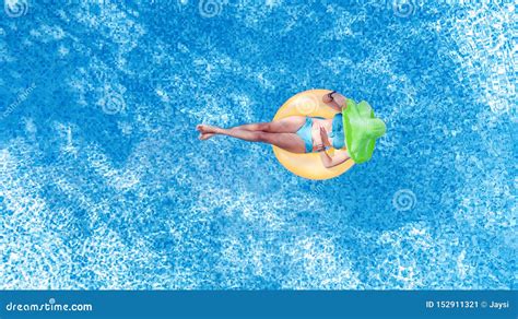 帽子的美丽的年轻女人在从上面游泳场空中顶视图，比基尼泳装的女孩放松和在可膨胀的圆环多福饼的游泳 库存图片 图片 包括有 多福饼 微笑 152911321