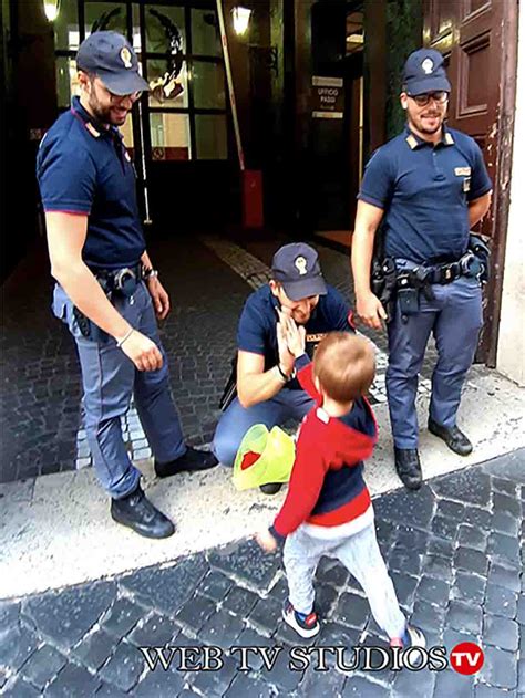 Questura Di Roma Un Bambino Porta Un Fiore Per Gli Agenti Uccisi A