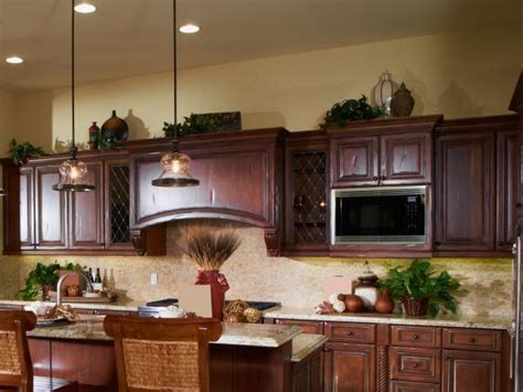 Ideas for Decorating Above Kitchen Cabinets | LoveToKnow