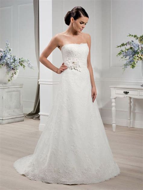 Gefunden bei happy brautmoden brautkleid elegant elegantes … gefunden bei happy brautmoden brautkleid elegant elegantes brautkleid white one by pronovias spitze. Brautkleider im gehobenen Preissegment | miss solution ...