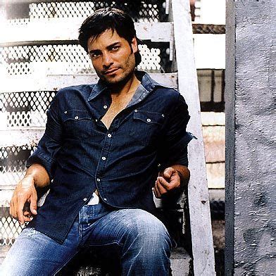 Letra y música de sus canciones con notas para guitarra. Biography: Chayanne - LatinTRENDS.com