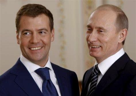Medvedev and putin, in matching khaki trousers look behind you! "Vladimir ou Dmitri ?" par Alexandre Latsa (RIA NOVOSTI)