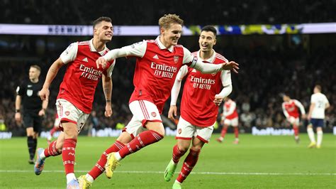 Tottenham 0 2 Arsenal Gunners Outclass Spurs To Go Eight Points Clear In Premier League Title