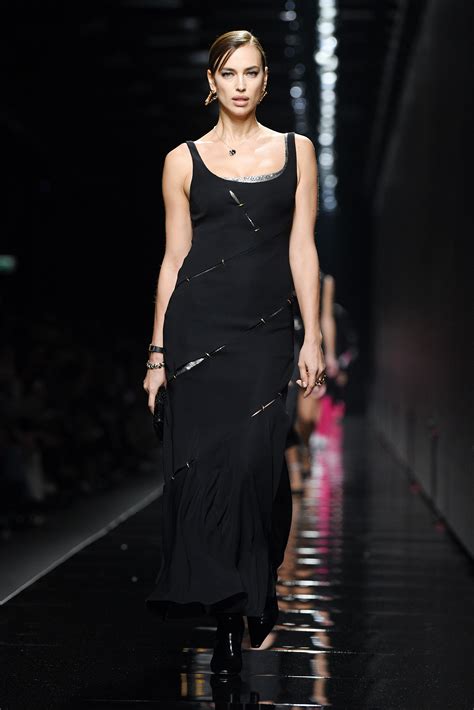 Di julia hobbs25 settembre 2020. Versace Fall 2020: Donatella Bids Farewell To Gender ...