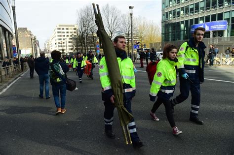 Tout s'organise dans la précipitation. VIDÉO - Attentats à Bruxelles : la station Maelbeek est ...