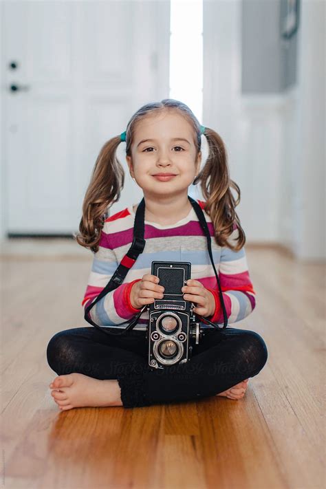 Cute Young Girl With Pigtails Using A Vintage Camera Del Colaborador