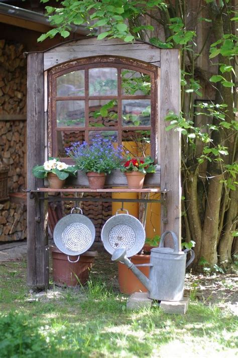 Es ist schon sehr alt, wurmstichig und teile sind schon morsch (aber nicht komplett durch, nur oberflächlich). Altes fenster als deko im garten