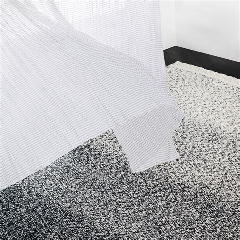 Ein charismatisches wechselspiel zwischen minimum und maximum. Teppich Bond von Kinnasand