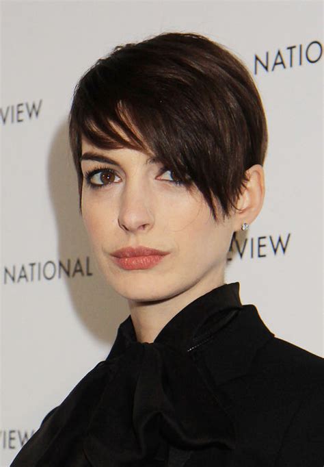 Der kontrast ihrer natürlichen braunen augenbrauen und hellblonden haare war überwältigend und sie schaffte es definitiv, im rampenlicht zu bleiben. Lässt Anne Hathaway ihre Haare wieder wachsen? | Promiflash.de