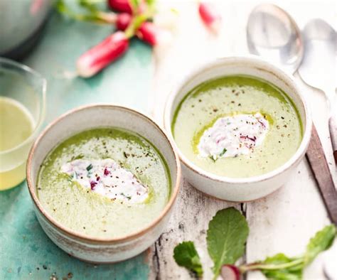 Velouté de fanes de radis quenelle au chèvre frais