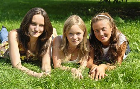Jonge Meisjes Die Op Het Gras Liggen Stock Afbeelding Image Of Hitte Nave 3013475