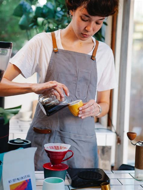 Pengertian Barista adalah Ahli Peracikan Kopi, Pahami Tugas dan