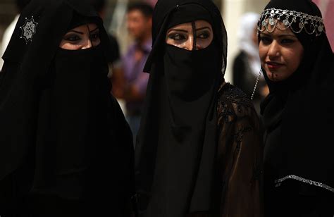 Iraqi Female Students Wearing Arab Folkloric Dresses And Bedouin