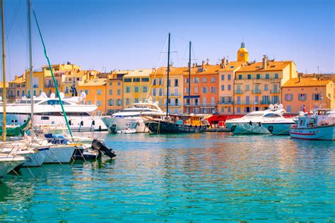 Today, the pretty peninsula is renowned for exclusive beach clubs, megabucks yachts and exquisite restaurants as well as olive groves, a cobblestoned old town and rugged coastal hikes. Saint-Tropez Tipps - Reiseguide für die Stadt der Schönen ...