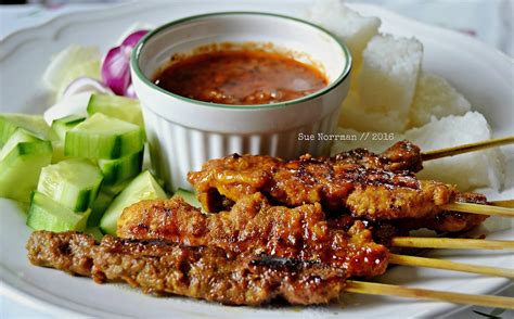 Pastu celupkan serai dalam minyak dan tepuk atas satay masa bakar. SATAY AYAM SEDAP DAN MUDAH ~ Swesia's Journey