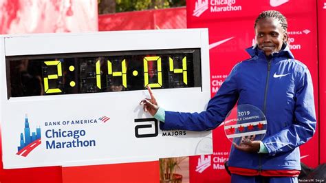 Un tempo strepitoso, il quinto della storia al mondo, a poco più di un minuto dal record di. Kosgei leggendaria alla maratona di Chicago: nuovo record ...
