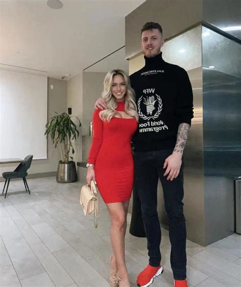 A Recent Photo Of Harteng And His Girlfriend Squeezing Zhou Qi Out Of The Nba His Girlfriend