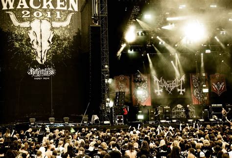 Fans jubeln beim wacken open air. Wacken Running Order, Zeitplan 2012