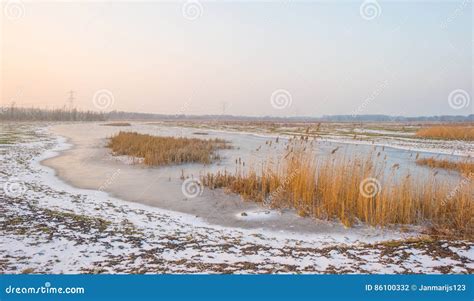 Costa De Um Lago Congelado No Nascer Do Sol No Inverno Foto De Stock