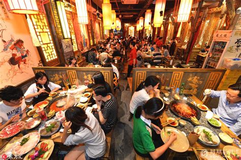 成都火锅店举行免费吃活动，万人通宵排队“吃白吃喝” 经营资讯 职业餐饮网