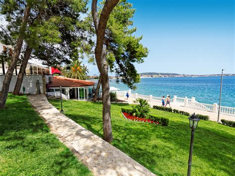 Der strand besteht hauptsächlich aus feinem kies und einigen betonierten liegeflächen. Hotel Jadran in Trogir bei alltours buchen