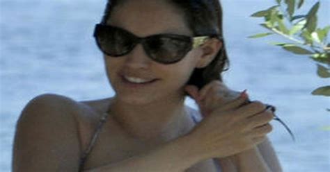Kelly Brook Shows Off Bikini Body But Is Outdone By Thom Evans Daily Star