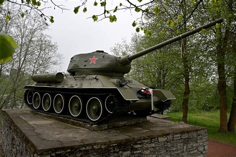 Estonia Removes Soviet Era Tanks Monuments To Prevent Misuse By Russia