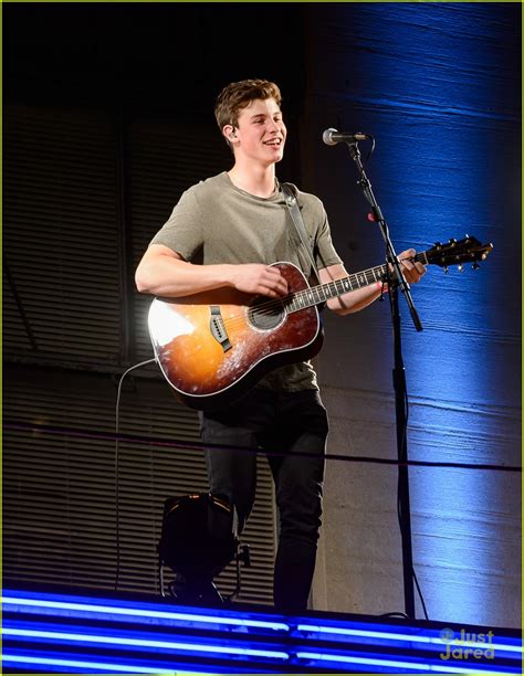 Handwritten is the debut studio album by canadian singer shawn mendes, released on april 14, 2015 by island. Shawn Mendes Plays Pop Up Show On Top of Radio City's ...