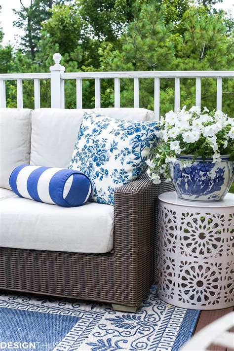 A green scheme in a lounge room offers a calming atmosphere. Outdoor Lounge: How One Piece Can Pull Your Patio Decor ...